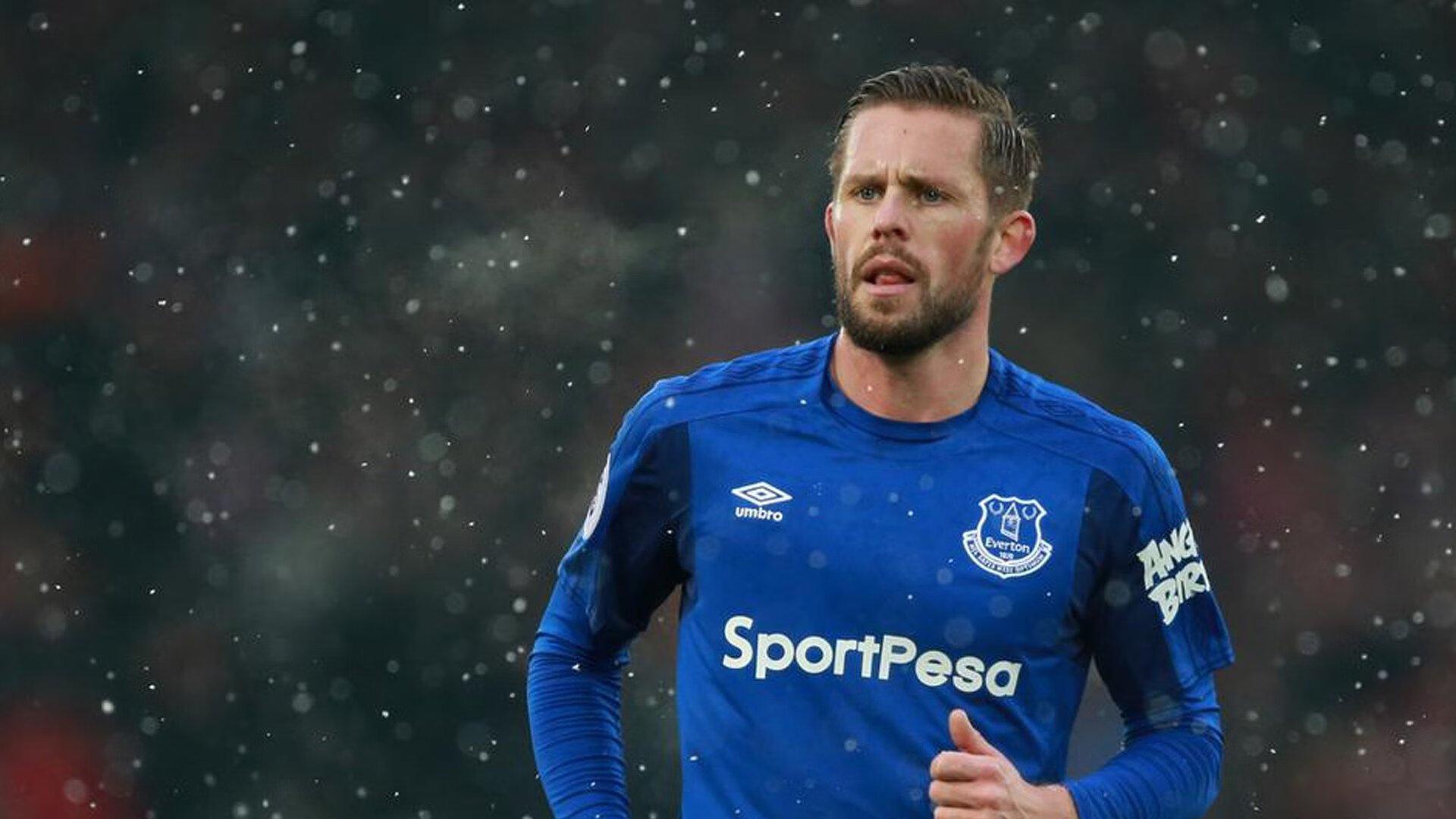 英超传奇希勒直言，曼城防线不稳，卫冕冠军统治力下滑引关注